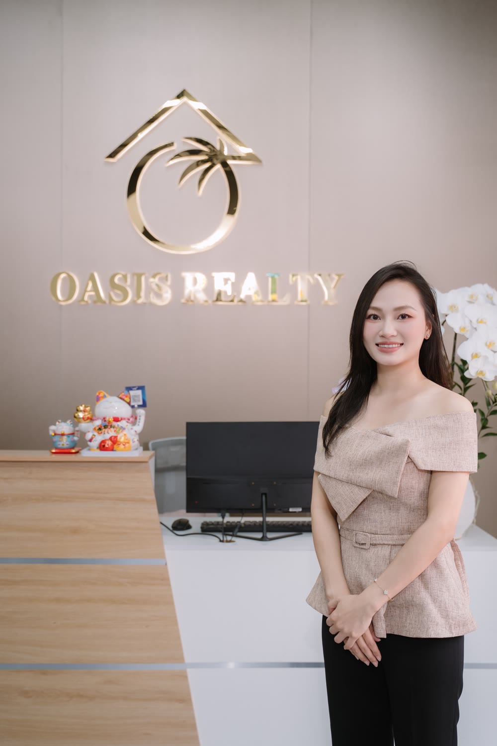 Đoàn Minh Trang, GĐKD dự án Vinhomes Ocean Park 2-3, đứng tại quầy lễ tân văn phòng